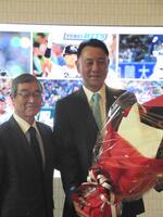 　ヤクルト本社を訪れ成田オーナー（左）に就任あいさつをした・池山新監督
