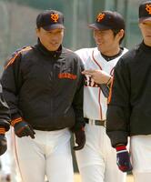 　巨人時代のイ・スンヨプ氏（左）上原浩治氏＝２００６年３月
