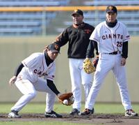 　巨人時代にイ・スンヨプ氏（右）と共に一塁守備練習をする（左から）高橋由伸氏とラミレス氏＝２０１０年２月