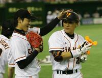 　右越えに３ランホーマーを放ったイ・スンヨプ氏の頭をなでる現役時代の内海哲也氏（左）＝２００９年６月