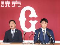 　吉村球団本部長（左）と共に会見する岡本（撮影・吉澤敬太）