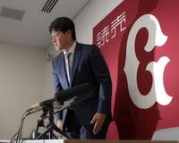 　ポスティングでのＭＬＢ挑戦を表明し席を立つ岡本（撮影・吉澤敬太）