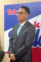 　スカウト会議後、取材に応じる池山監督