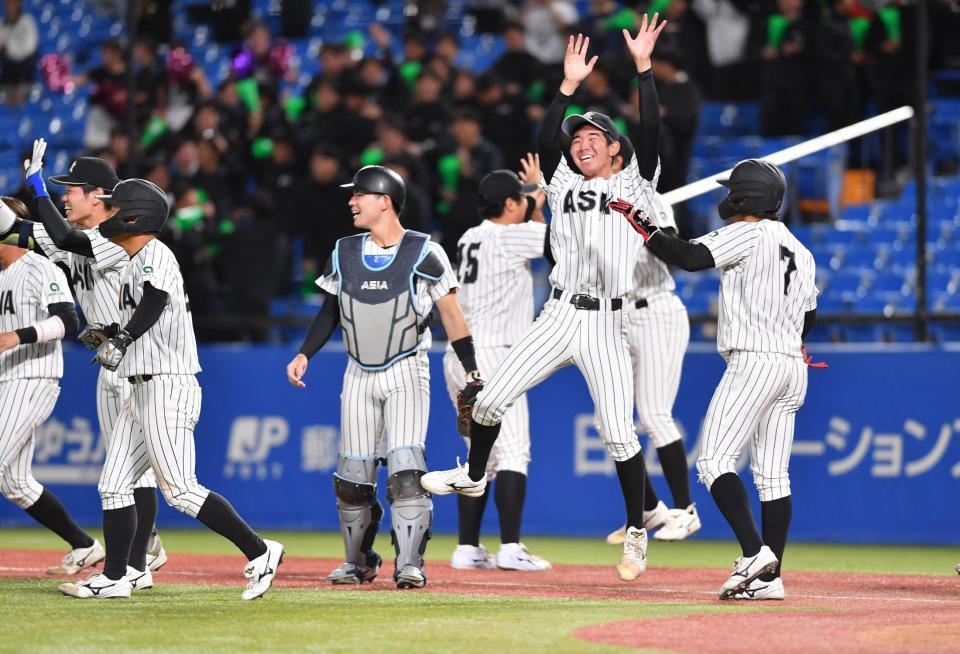 　１０回、青学大にサヨナラ勝ちし大喜びの亜大ナイン（撮影・開出牧）