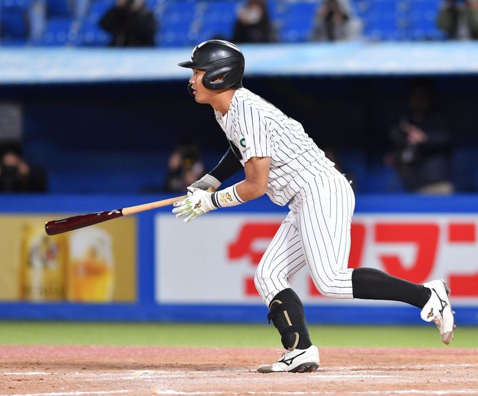 　１０回、サヨナラの中前適時打を放つ亜大・伊藤健（撮影・開出牧）