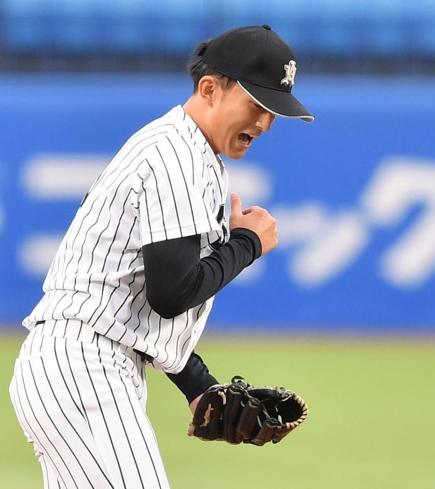 　１回、小田康一郎を三振に仕留め雄たけびを上げる亜大の先発・斉藤汰直（撮影・開出牧）