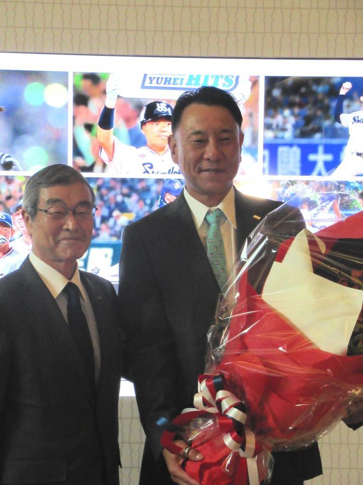 　ヤクルト本社を訪れ成田オーナー（左）に就任あいさつをした・池山新監督