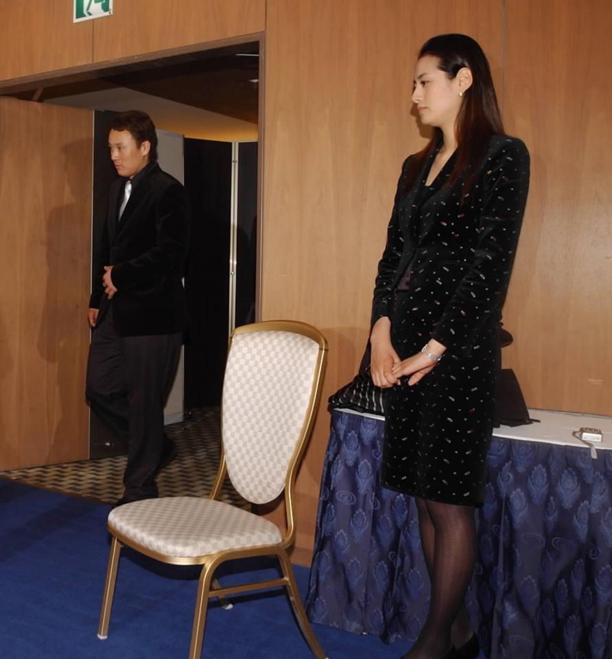 　会見に臨む巨人時代のイ・スンヨプ氏（左）。右はソンジョン夫人＝２００６年１月