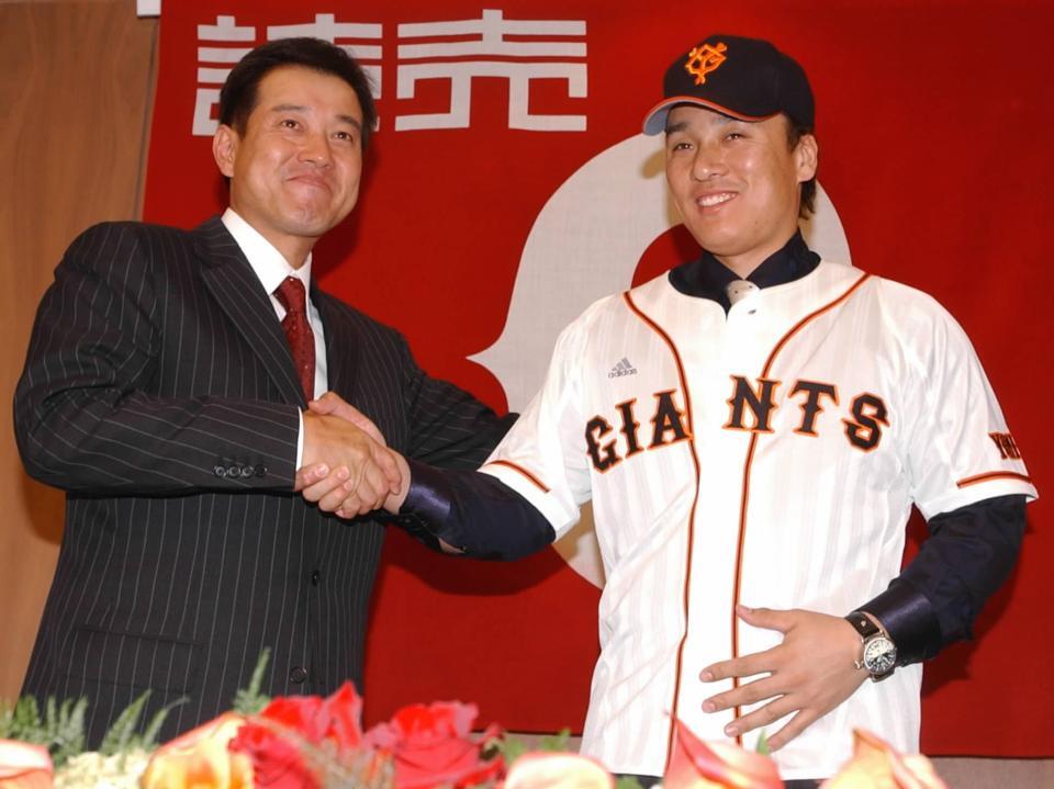 　笑顔で当時の原監督と握手を交わす巨人入団会見に臨んだイ・スンヨプ氏（右）＝２００６年１月