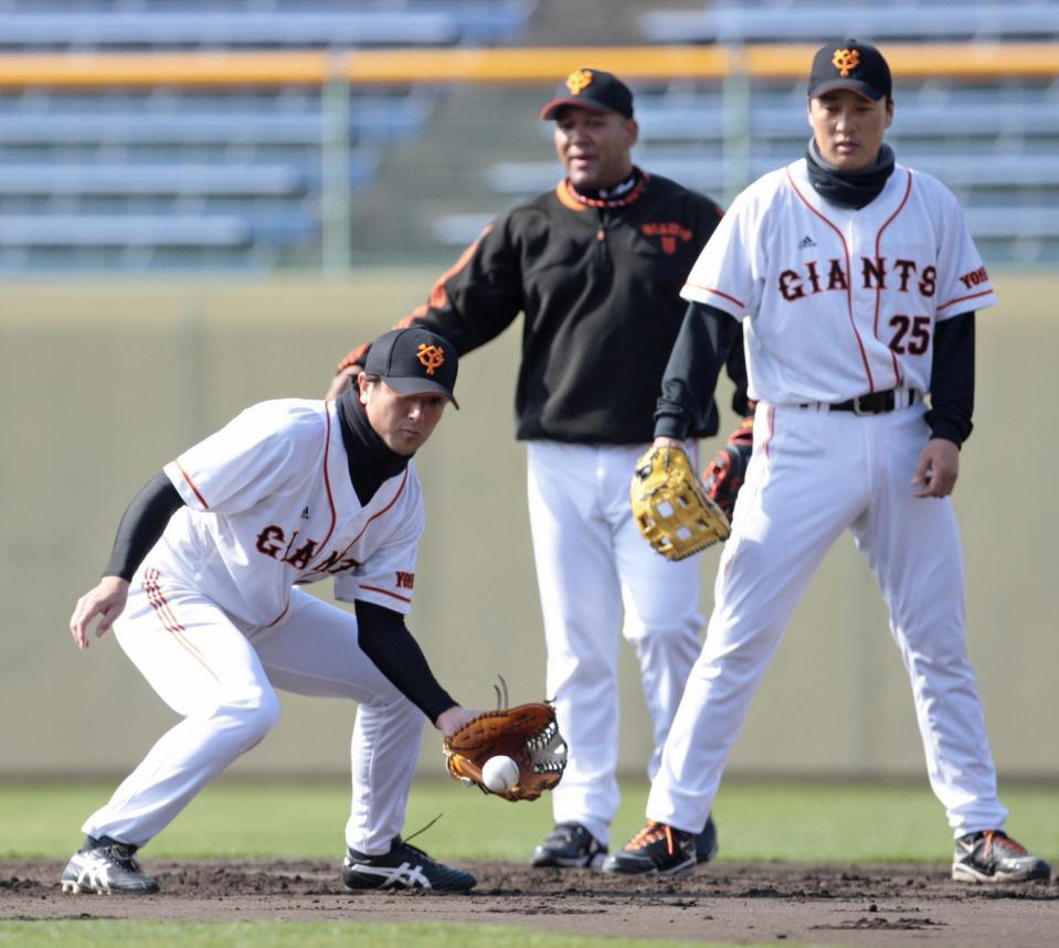 　巨人時代にイ・スンヨプ氏（右）と共に一塁守備練習をする（左から）高橋由伸氏とラミレス氏＝２０１０年２月