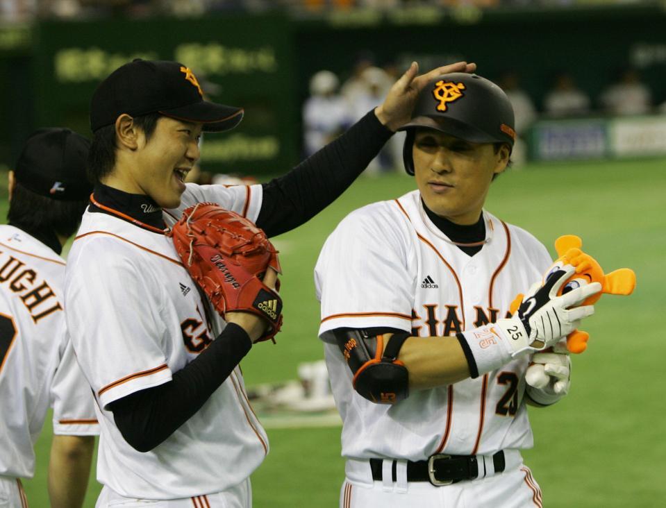 　右越えに３ランホーマーを放ったイ・スンヨプ氏の頭をなでる現役時代の内海哲也氏（左）＝２００９年６月