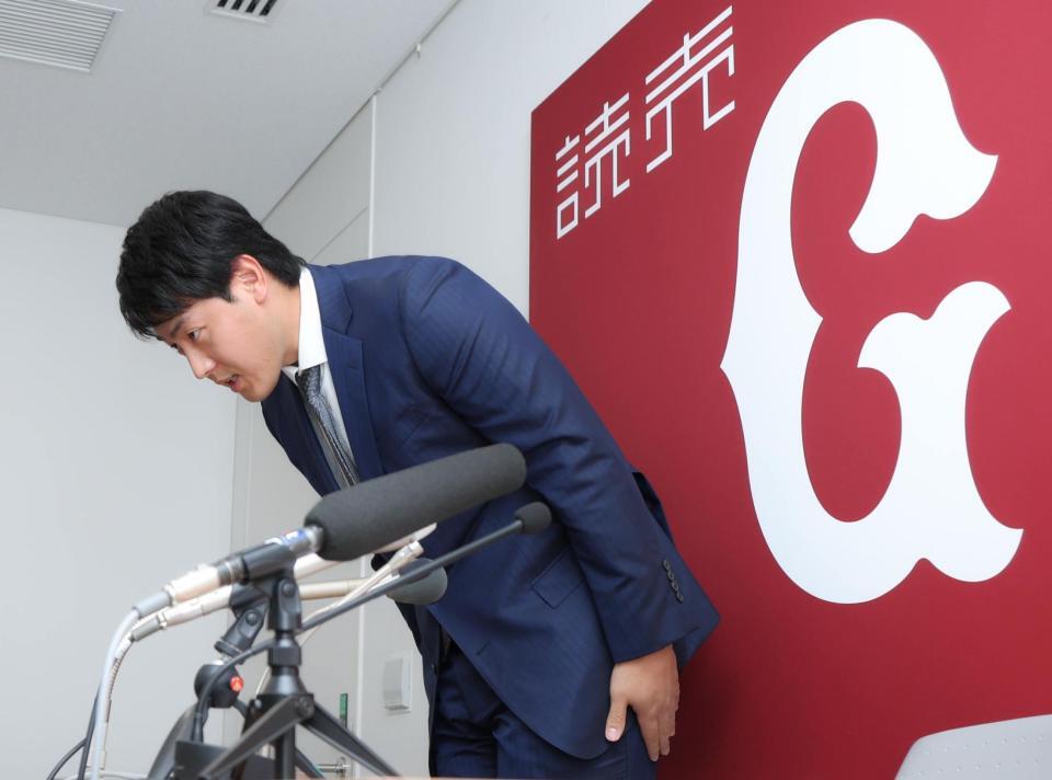 　会見を終え、お辞儀をする岡本（撮影・吉澤敬太）