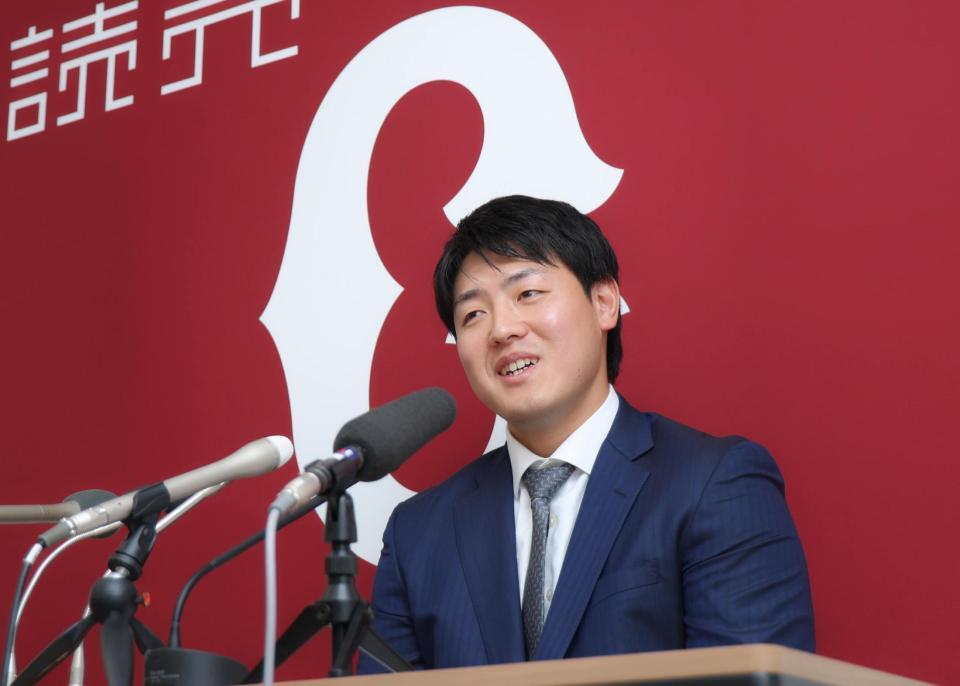 　ポスティングでのＭＬＢ挑戦を表明する岡本（撮影・吉澤敬太）