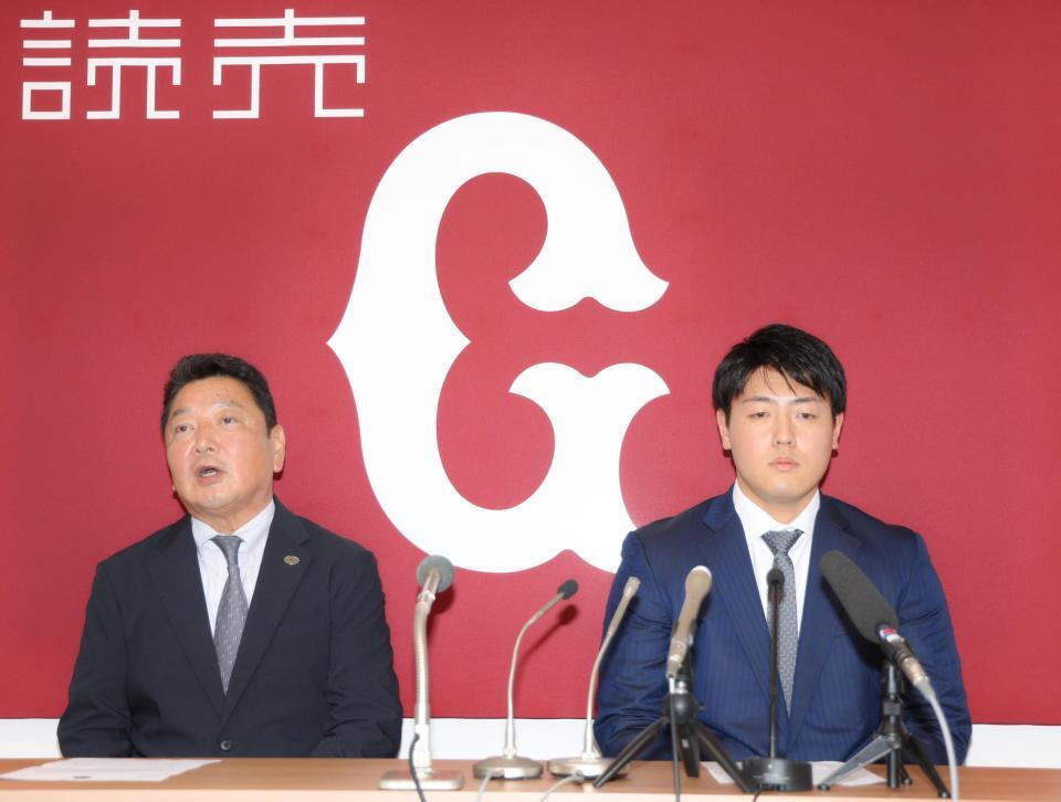 　吉村球団本部長（左）と共に会見する岡本（撮影・吉澤敬太）