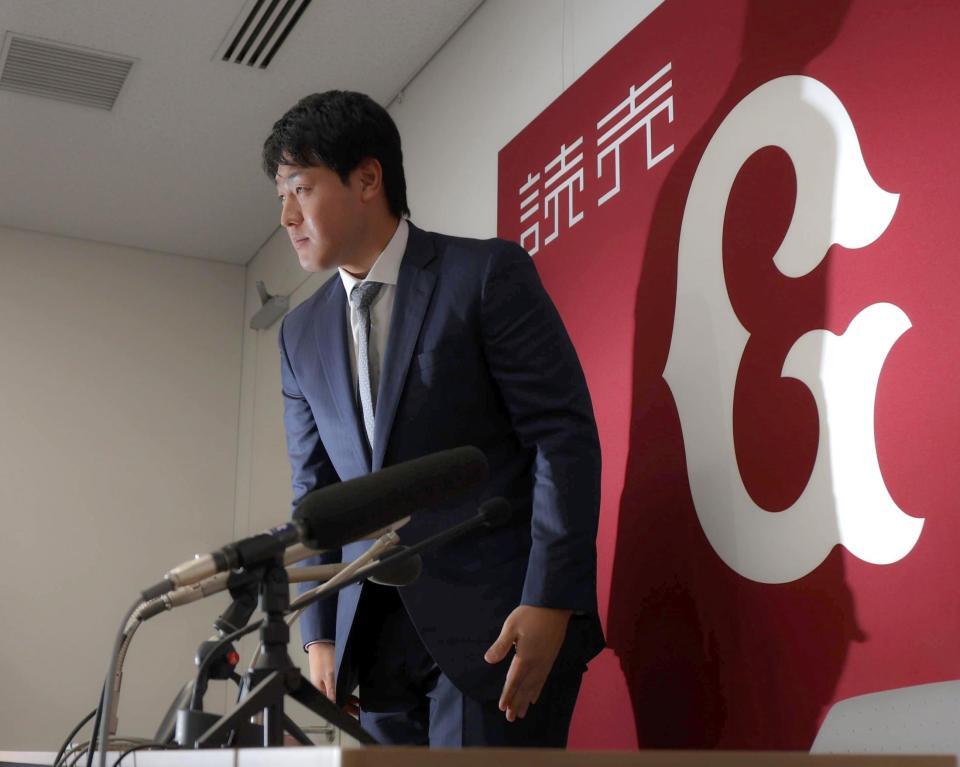 　ポスティングでのＭＬＢ挑戦を表明し席を立つ岡本（撮影・吉澤敬太）