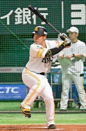 　打撃練習するソフトバンク・近藤＝みずほペイペイドーム