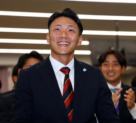 　楽天に１位指名され笑顔を見せる花園大・藤原聡大（撮影・山口登）