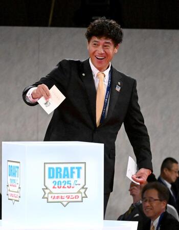 　スタンフォード大・佐々木麟太郎の交渉権を獲得し、笑顔を見せる城島ＣＢＯ