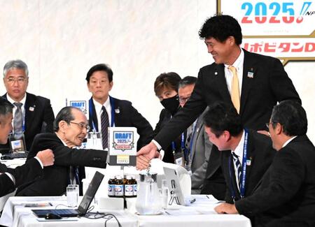 　スタンフォード大・佐々木麟太郎の交渉権を獲得し、握手を交わす王会長と城島ＣＢＯ