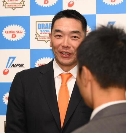 　１位指名を終えて取材に応じる阿部監督（撮影・堀内翔）