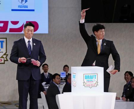 　米スタンフォード大・佐々木麟太郎内野手の交渉権を獲得したソフトバンク・城島ＣＢＯ。左はＤｅＮＡ・相川監督＝２３日午後、東京都内のホテル