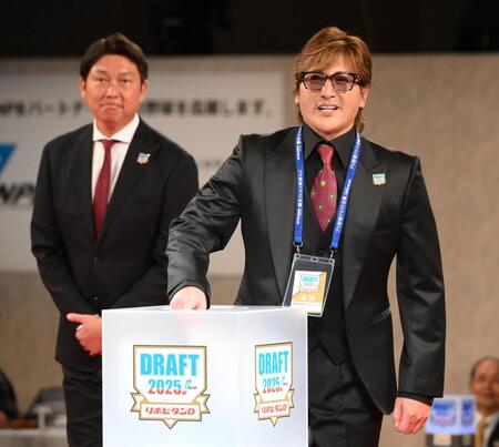 　抽選をする新庄監督。左は新井監督（撮影・堀内翔）