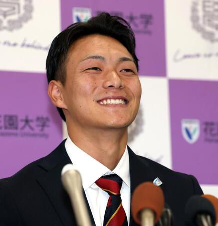　楽天に１位指名され笑顔で会見する花園大・藤原聡大（撮影・山口登）