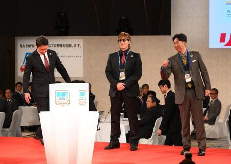 　抽選の前にガッツポーズをして気合の入る藤川監督。左から新庄監督、新井監督（撮影・堀内翔）