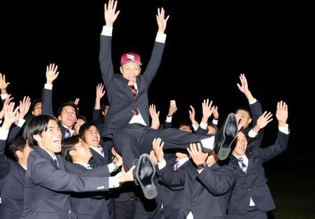 　楽天に１位指名されチームメイトに胴上げされる花園大・藤原聡大（撮影・山口登）