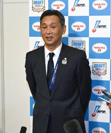 　囲み取材に応じる西口監督