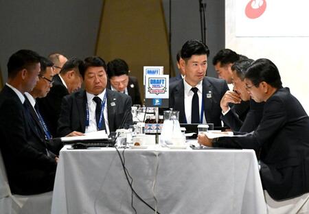 【ドラフト会議】西武の6位指名でトラブル スタッフが駆けつけ迅速対応→ダッシュで舞台裏へ 昨年も6位指名でオリックスがトラブル