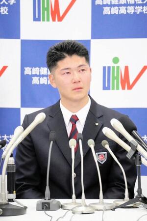 　会見でうれし涙を流す健大高崎・佐藤龍月