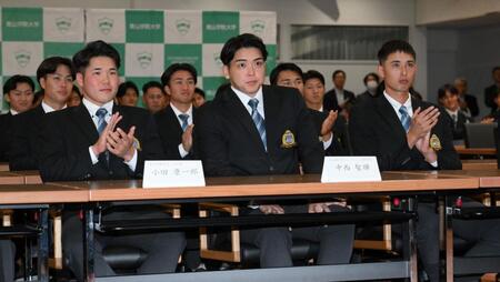 　中日にドラフト１位で指名され、小田康一郎（左）、ヴァデルナ・マイコル・フェルガス（右）ら野球部員に拍手を送られる青学大・中西聖輝（撮影・伊藤笙子）