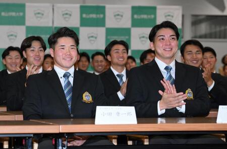 　ＤｅＮＡにドラフト１位で指名された小田康一郎（左）に拍手をする中日１位指名の青学大・中西聖輝（撮影・伊藤笙子）