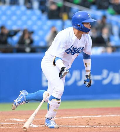 　１回、二直に倒れる青学大・小田康一郎（撮影・伊藤笙子）