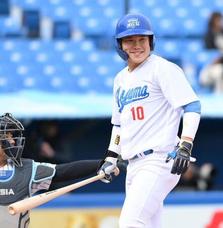 　１回、打席中に笑みがこぼれる青学大・小田康一郎（撮影・伊藤笙子）