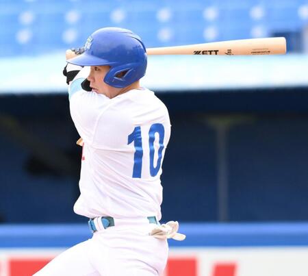 　４回、中前打を放つ青学大・小田康一郎（撮影・伊藤笙子）