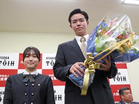 　オリックスに２位指名され花束を手にする大阪桐蔭・森陽樹（右）＝撮影・立川洋一郎