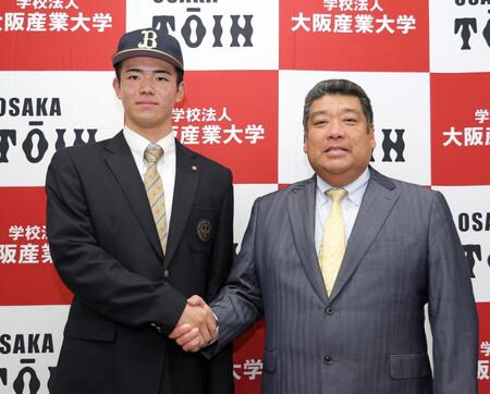 　オリックス２位指名を受け、西谷監督（右）と握手を交わす大阪桐蔭・森陽樹（撮影・立川洋一郎）