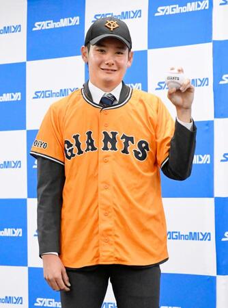 　巨人から１位指名を受け、ガッツポーズする鷺宮製作所の竹丸和幸投手