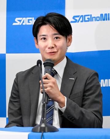 　巨人から１位指名を受け、記者会見する鷺宮製作所の竹丸和幸投手