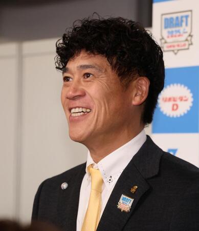 　取材に応じる城島ＣＢＯ（撮影・石井剣太郎）