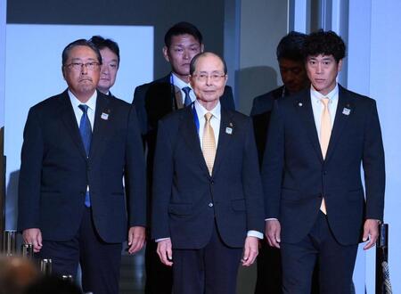 　入場するソフトバンク・王貞治会長、右は城島健司ＣＢＯ（撮影・堀内翔）