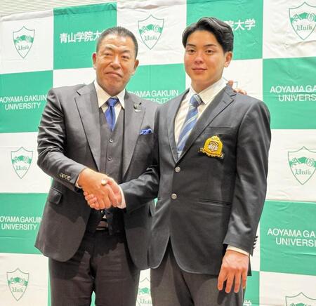 　指名あいさつに訪れた井上監督と青学大・中西（右）