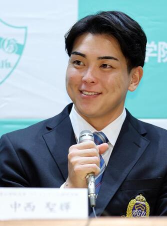 　中日から１位指名を受け、記者会見する青学大・中西聖輝