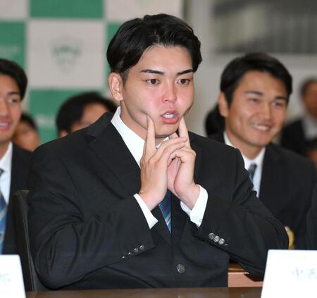 　１位指名直前、緊張をほぐす青学大・中西聖輝（撮影・伊藤笙子）