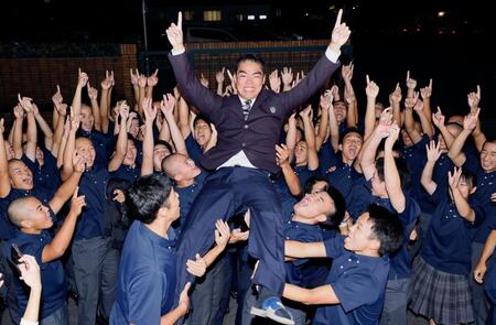 　オリックスから１位指名を受け、胴上げされる延岡学園高の藤川敦也投手