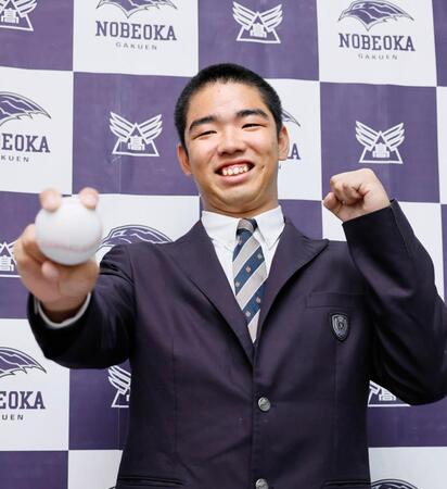 　オリックスから１位指名を受け、笑顔でポーズをとる延岡学園高の藤川敦也投手