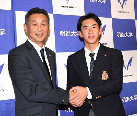 　ドラフト会場から駆けつけた西口監督（左）と握手を交わす明大・小島大河（撮影・佐藤厚）