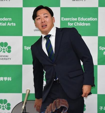 　オリックスに育成４位で指名され感激の涙を浮かべながら会見に臨む仙台大・渡辺一生（撮影・開出牧）
